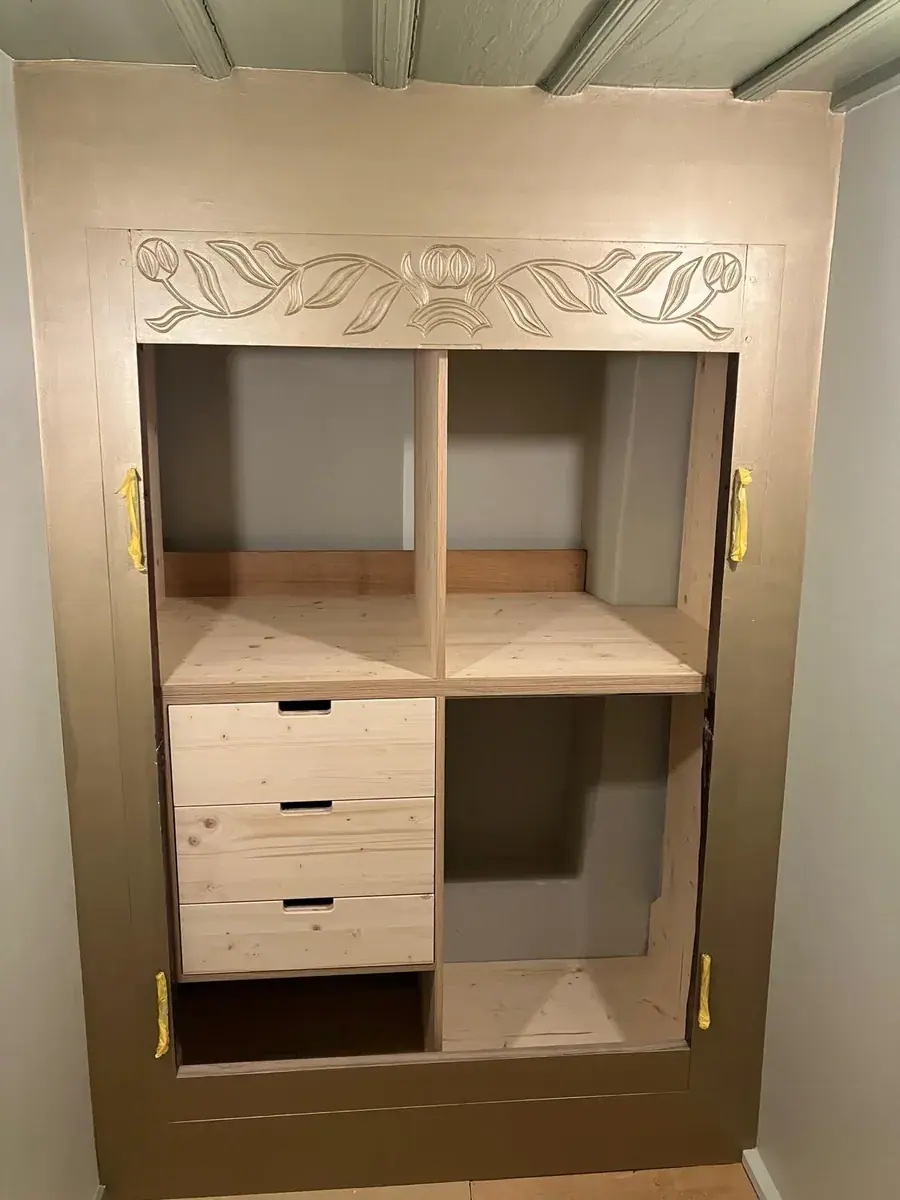Armoire habit revisitée, Ébénisterie : réalisation Vallotton Menuiserie
