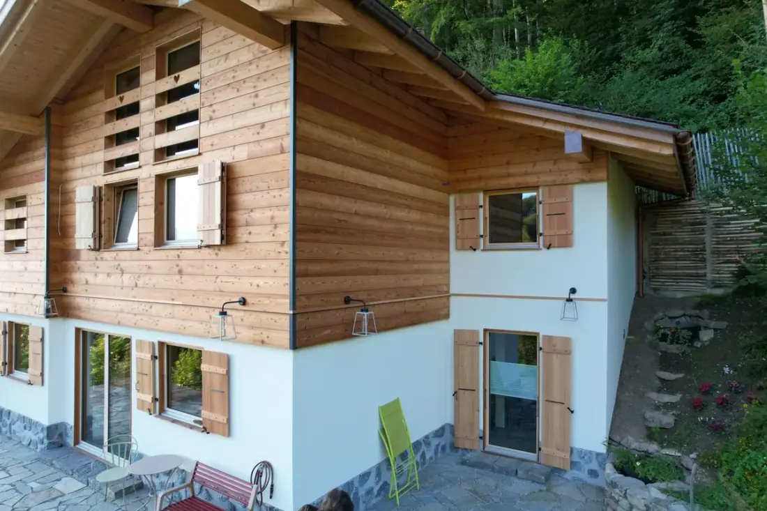 Chalet Blonay, bardage mélèze, Construction bois : réalisation Vallotton Menuiserie