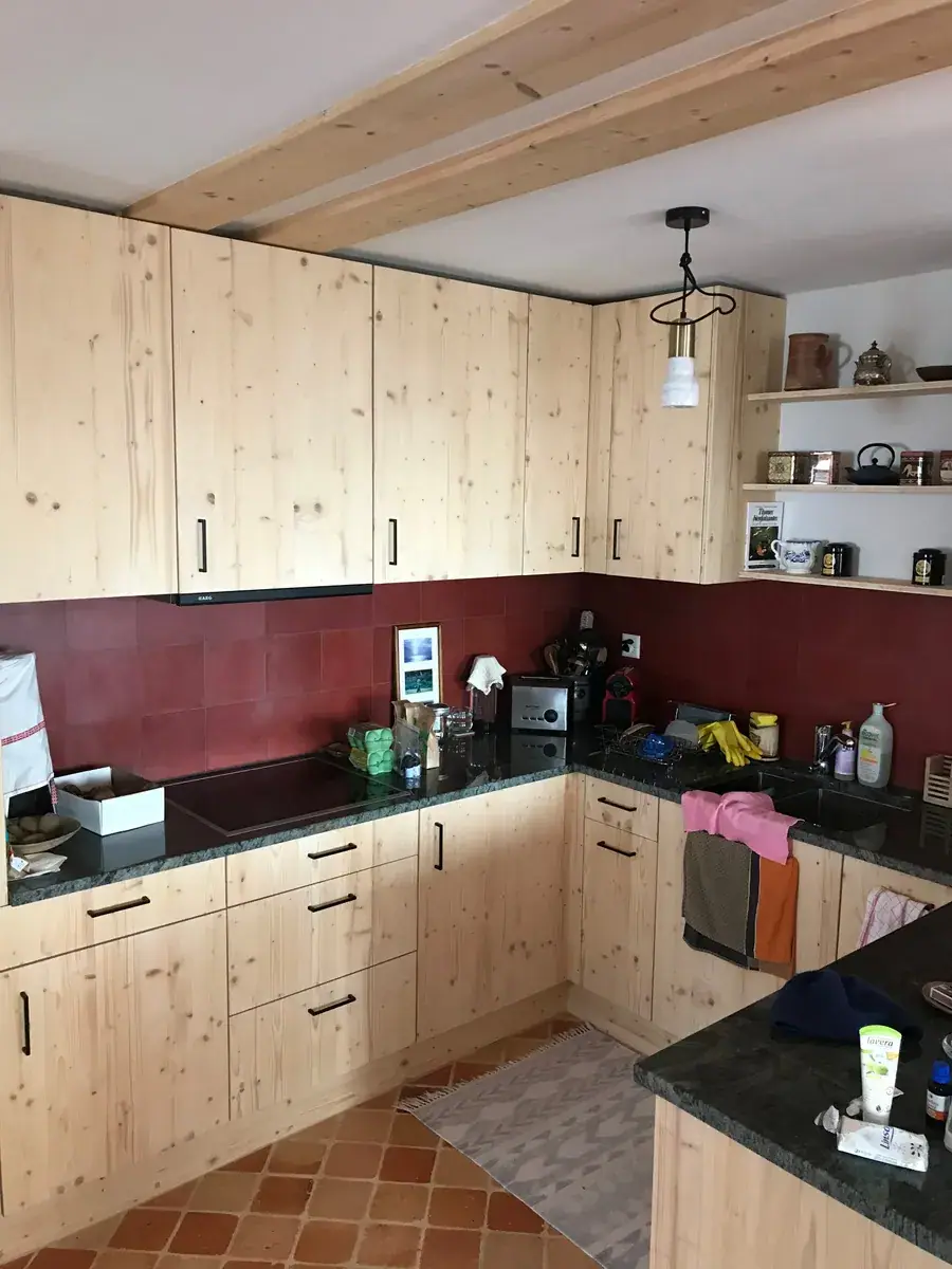 Cuisine en 3 plis épicéa, Agencement : réalisation Vallotton Menuiserie