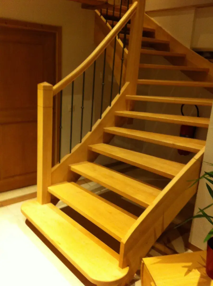 Escalier érable, marches balancées, Escaliers : réalisation Vallotton Menuiserie