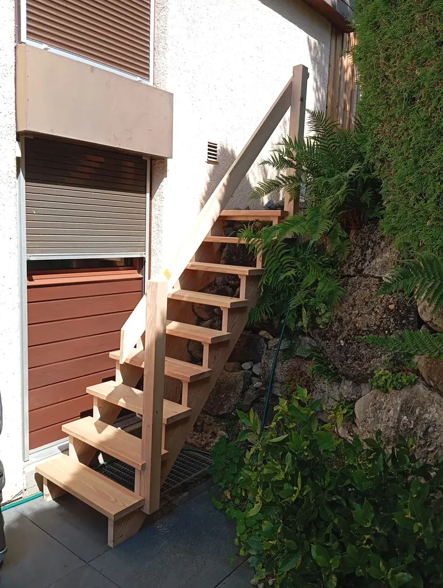 Escalier extérieur en mélèze, Escaliers : réalisation Vallotton Menuiserie