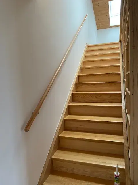 Escalier frêne droit, Escaliers : réalisation Vallotton Menuiserie
