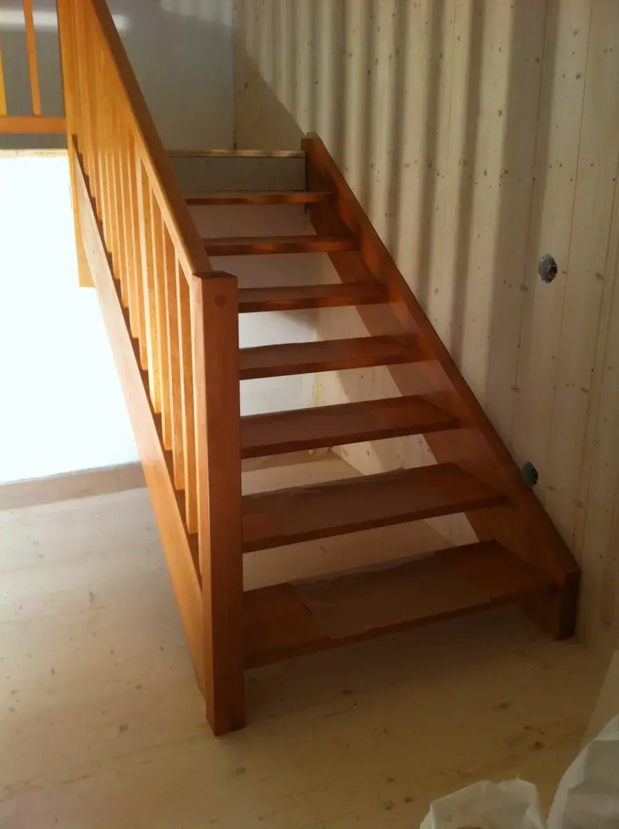 Escalier hêtre droit, Escaliers : réalisation Vallotton Menuiserie