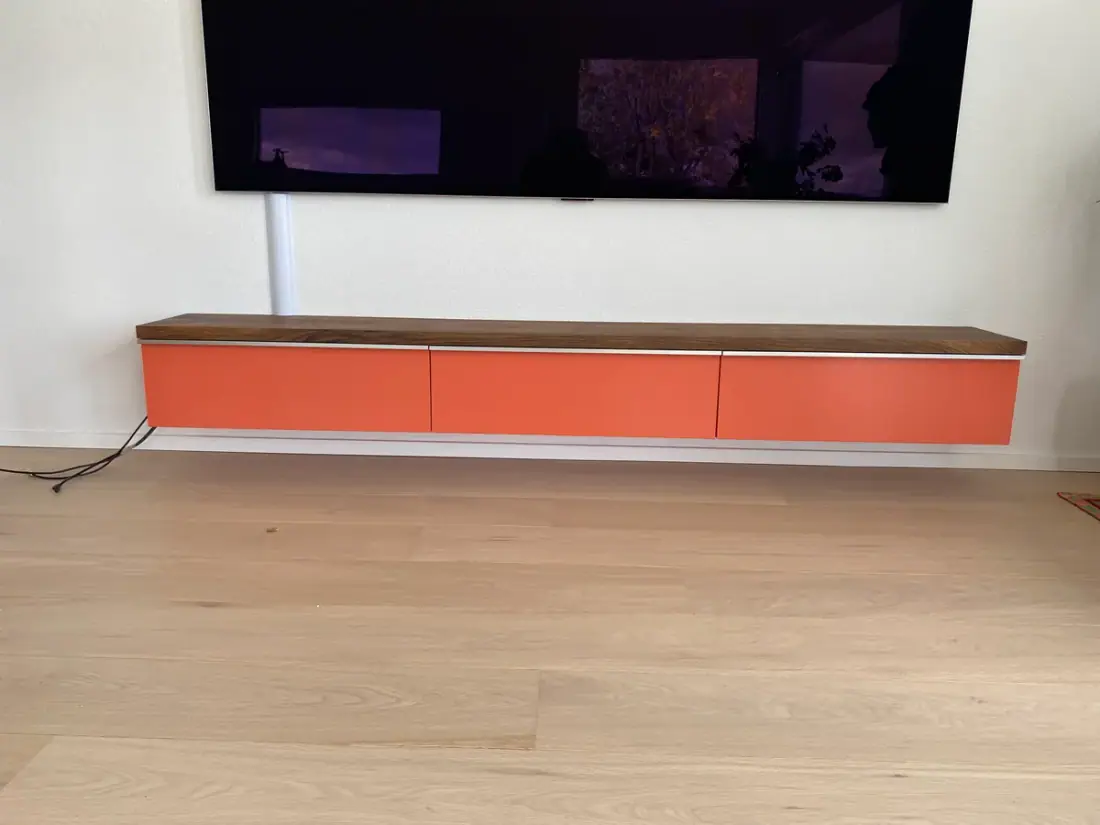 Meuble TV, MDF peint et noyer massif, Ébénisterie : réalisation Vallotton Menuiserie