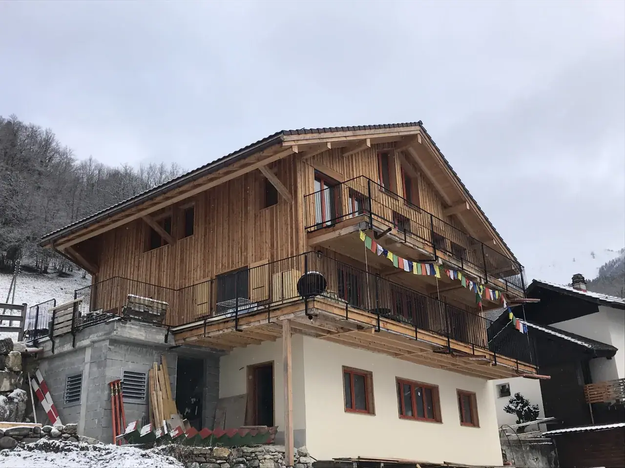Rénovation sur mesure en bois massif par Vallotton Menuiserie, Riviera vaudoise